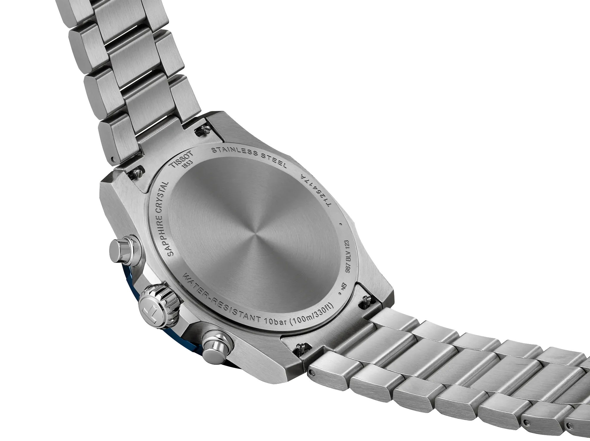 Nahaufnahme der Rückseite der Tissot Supersport Chrono 42 mm mit eingravierten Angaben zur Wasserdichtigkeit, zum Saphirglas und zum Edelstahlarmband. Die Uhr verfügt über zwei Drücker und einen verschraubten Gehäuseboden.