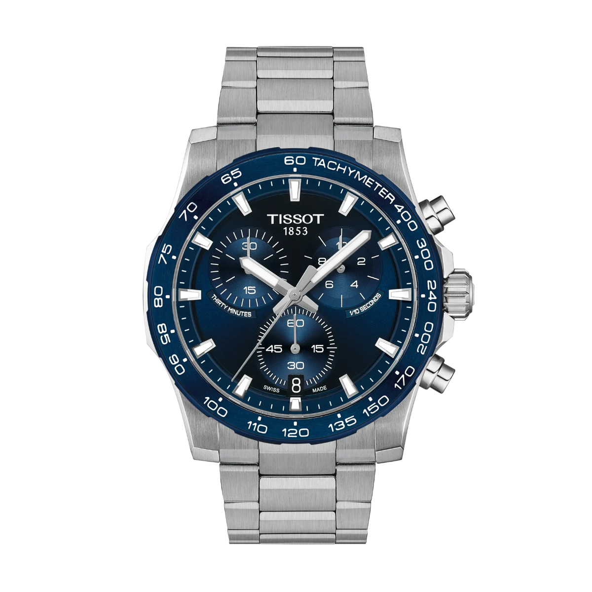 Die Tissot Supersport Chrono 42 mm ist eine silberne Chronographenuhr mit einer blauen Tachymeter-Lünette, einem blauen Zifferblatt mit drei Hilfszifferblättern und einem Datumsfenster sowie einem Metallarmband.