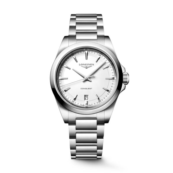 Die Armbanduhr „Longines Conquest“ verfügt über ein silberfarbenes Edelstahlgehäuse und ein Metallgliederarmband, ein weißes Zifferblatt mit silberfarbenen Indexen und Zeigern sowie eine Datumsanzeige bei 6 Uhr, die sich vor einem schlichten weißen Hintergrund abhebt.