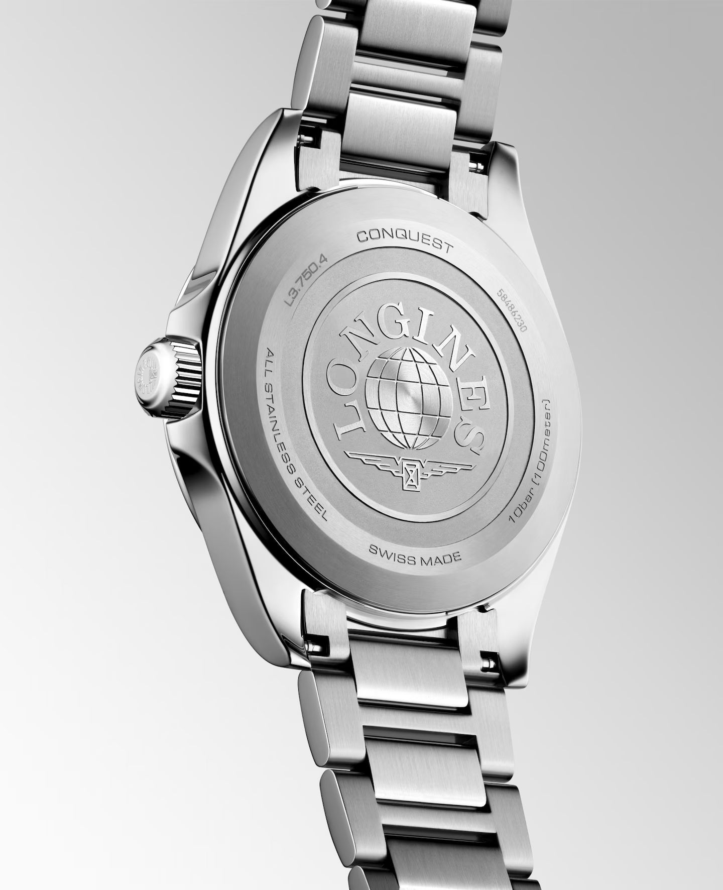 Die Rückseite der Longines Conquest-Armbanduhr aus Edelstahl mit eingraviertem Schriftzug, einem Globus-Emblem und einem Metallarmband, fotografiert vor einem neutralen Hintergrund.
