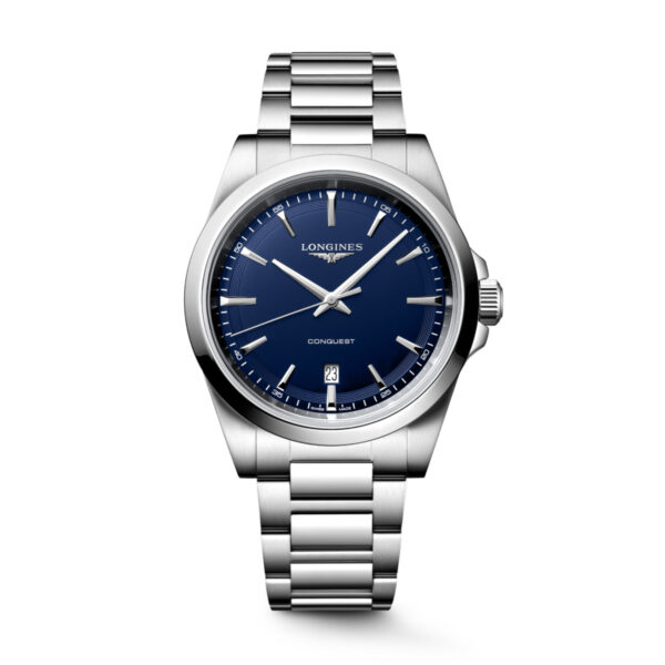 Die Armbanduhr „Longines Conquest“ verfügt über ein Edelstahlarmband und ein auffälliges blaues Zifferblatt, das durch silberne Indexe, Zeiger und ein Datumsfenster bei 6 Uhr akzentuiert wird. Die Uhr wird vor einem weißen Hintergrund präsentiert.