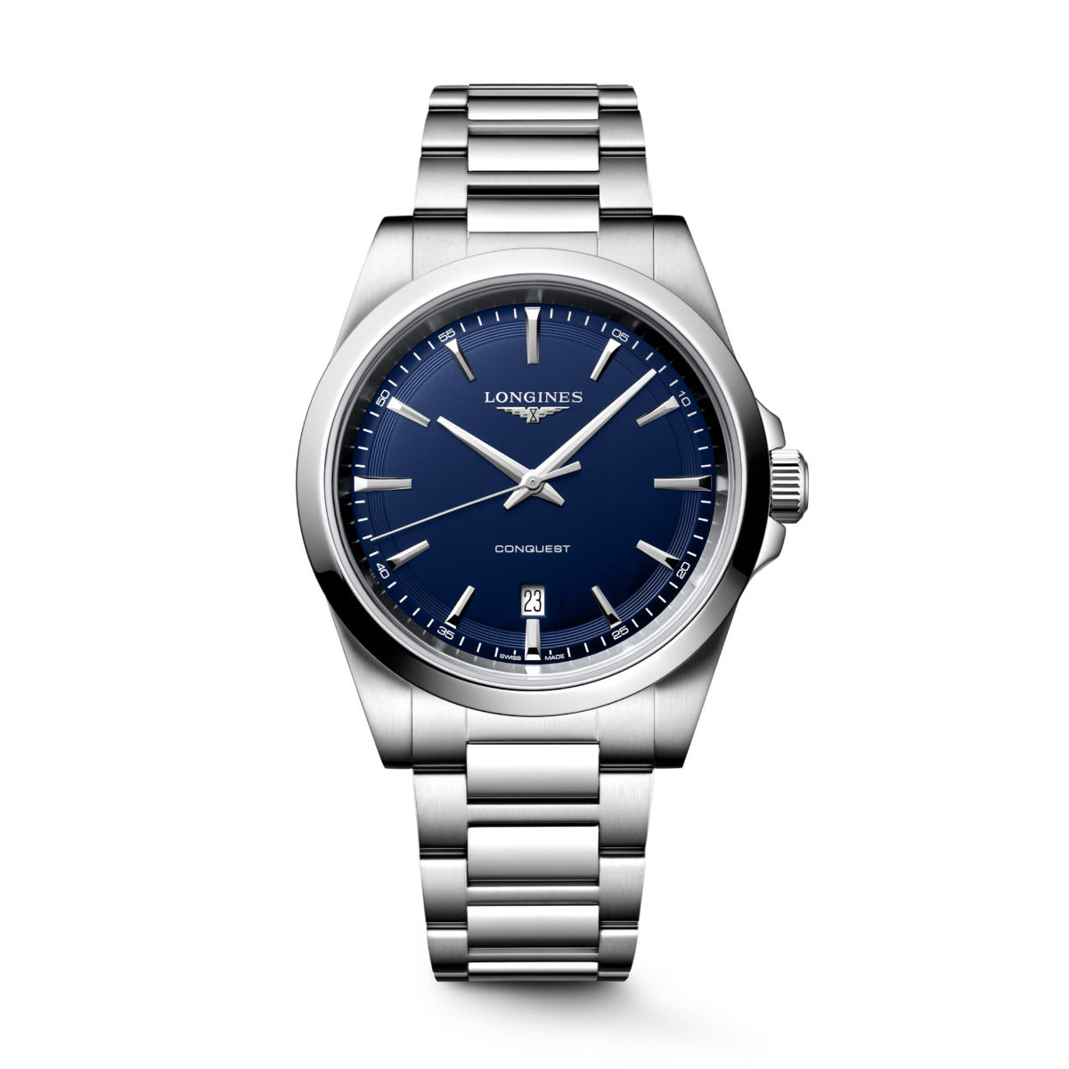 Die Armbanduhr „Longines Conquest“ verfügt über ein Edelstahlarmband und ein auffälliges blaues Zifferblatt, das durch silberne Indexe, Zeiger und ein Datumsfenster bei 6 Uhr akzentuiert wird. Die Uhr wird vor einem weißen Hintergrund präsentiert.