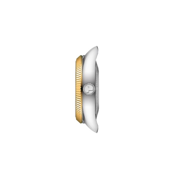 Seitenansicht der Tissot Ballade Powermatic 48 30 MM Armbanduhr mit metallischem Gehäuse, goldfarbener Lünette und silberner Krone vor einem schlichten weißen Hintergrund.