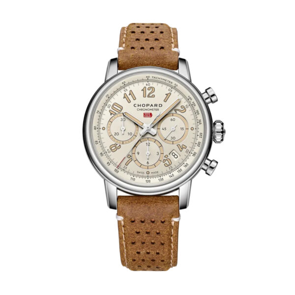 Eine Chopard Mille Miglia Classic Chronograph Raticosa mit einem beigen Zifferblatt mit drei Hilfszifferblättern, arabischen Ziffern und schwarzen Tachymeter-Markierungen am Rand, ergänzt durch ein braunes, perforiertes Lederarmband und ein silbernes Gehäuse.
