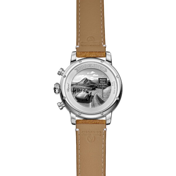 Rückansicht des Chopard Mille Miglia Classic Chronograph Raticosa mit Lederarmband, auf dessen Gehäuseboden ein Oldtimer eingraviert ist, der eine malerische Bergstraße entlangfährt, sowie die Aufschrift „1000 Miglia“.