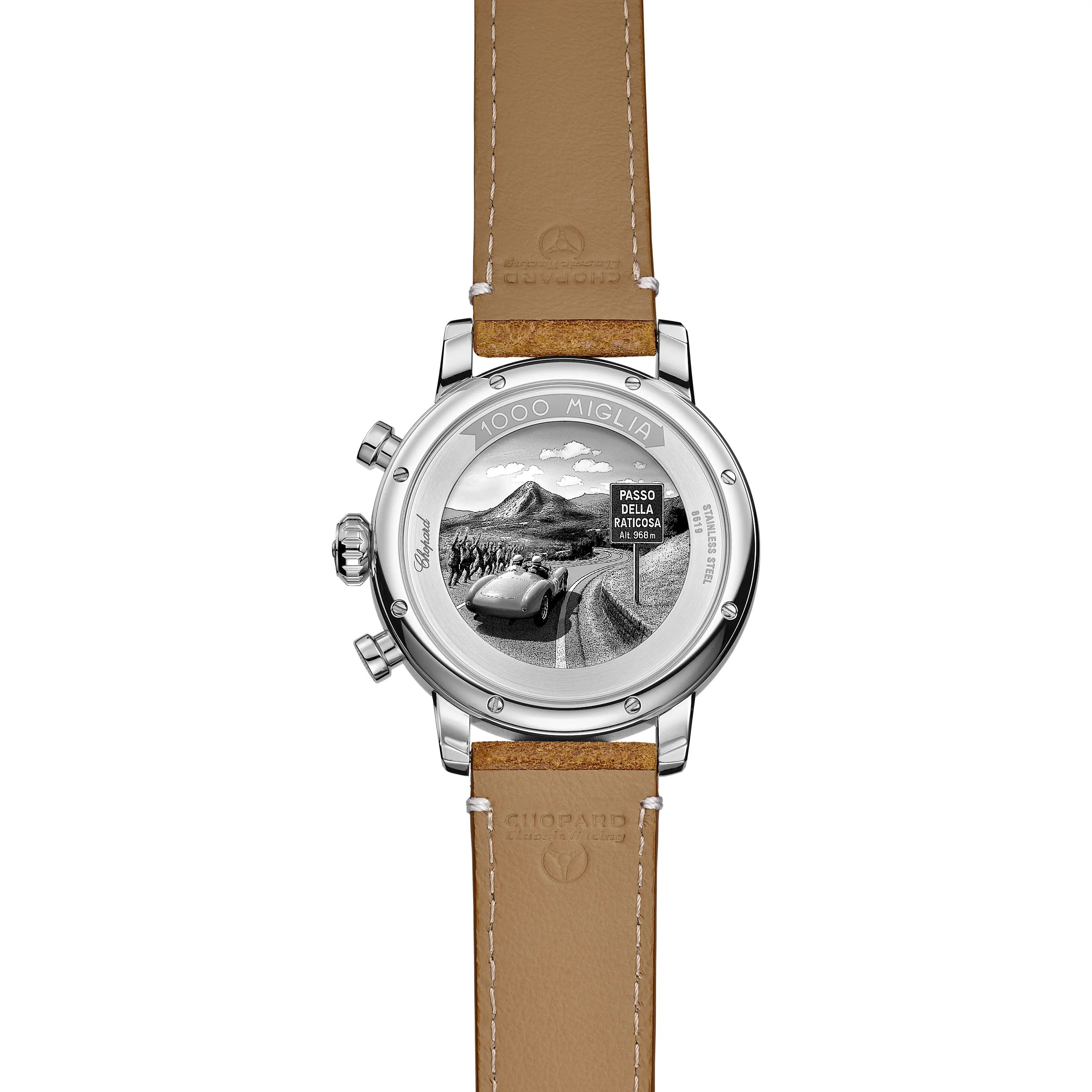 Rückansicht des Chopard Mille Miglia Classic Chronograph Raticosa mit Lederarmband, auf dessen Gehäuseboden ein Oldtimer eingraviert ist, der eine malerische Bergstraße entlangfährt, sowie die Aufschrift „1000 Miglia“.