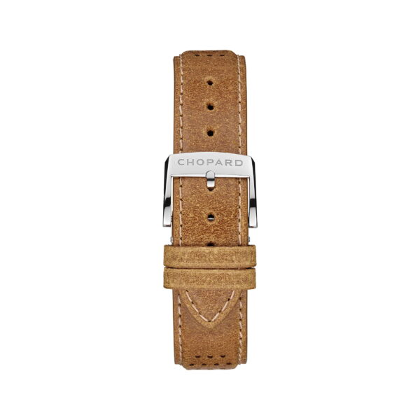 Ein braunes Lederarmband für den Chopard Mille Miglia Classic Chronograph Raticosa mit weißer Ziernaht und einer silbernen Schließe, auf der „Chopard“ eingraviert ist, vertikal auf weißem Hintergrund dargestellt.