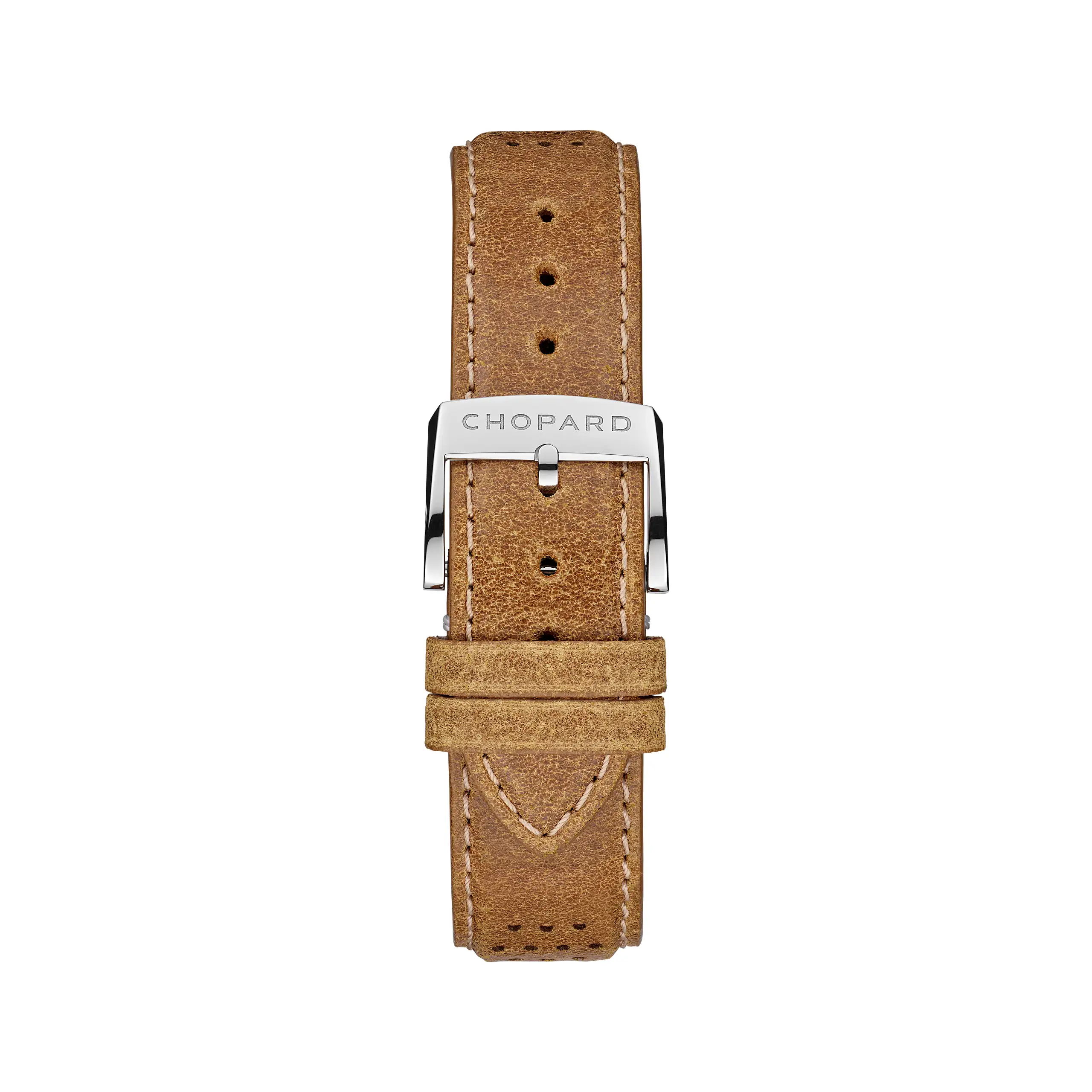 Ein braunes Lederarmband für den Chopard Mille Miglia Classic Chronograph Raticosa mit weißer Ziernaht und einer silbernen Schließe, auf der „Chopard“ eingraviert ist, vertikal auf weißem Hintergrund dargestellt.