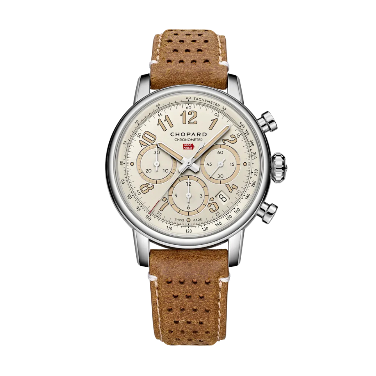 Eine Chopard Mille Miglia Classic Chronograph Raticosa mit einem beigen Zifferblatt mit drei Hilfszifferblättern, arabischen Ziffern und schwarzen Tachymeter-Markierungen am Rand, ergänzt durch ein braunes, perforiertes Lederarmband und ein silbernes Gehäuse.