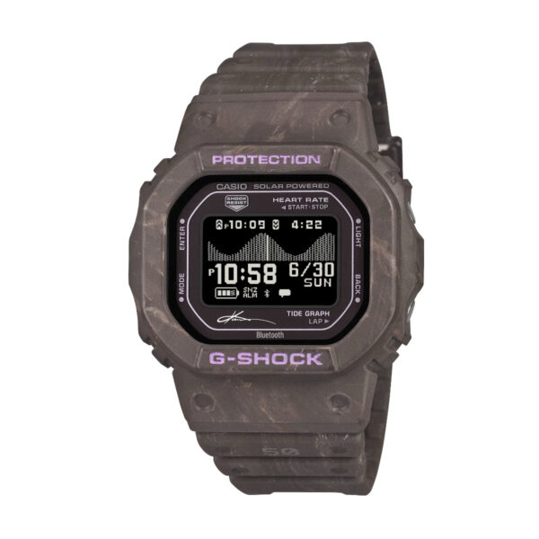 Die Casio G-Shock Pro Kanoa Igarashi ist eine Digitaluhr mit einem marmorierten schwarz-braunen Armband und einem rechteckigen Zifferblatt mit violetten Akzenten, die Uhrzeit, Datum, Herzfrequenz und eine Gezeitengrafik anzeigt.