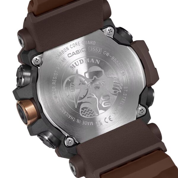 Nahaufnahme der Rückseite einer G-Shock Pro Master Of G Mudman-Uhr mit eingravierten Logos und Schriftzügen wie „Carbon Core Guard“, „Mudman“ sowie technischen Angaben; dabei sind braune und schwarze Armbänder zu sehen.