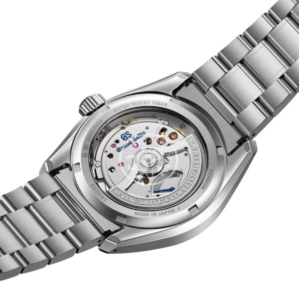 Eine Nahaufnahme der Rückseite der Armbanduhr „Grand Seiko Evolution 9 Lake Suwa Black“, die das sichtbare mechanische Uhrwerk sowie die gravierten Details am silbernen Gehäuse und Armband zeigt.