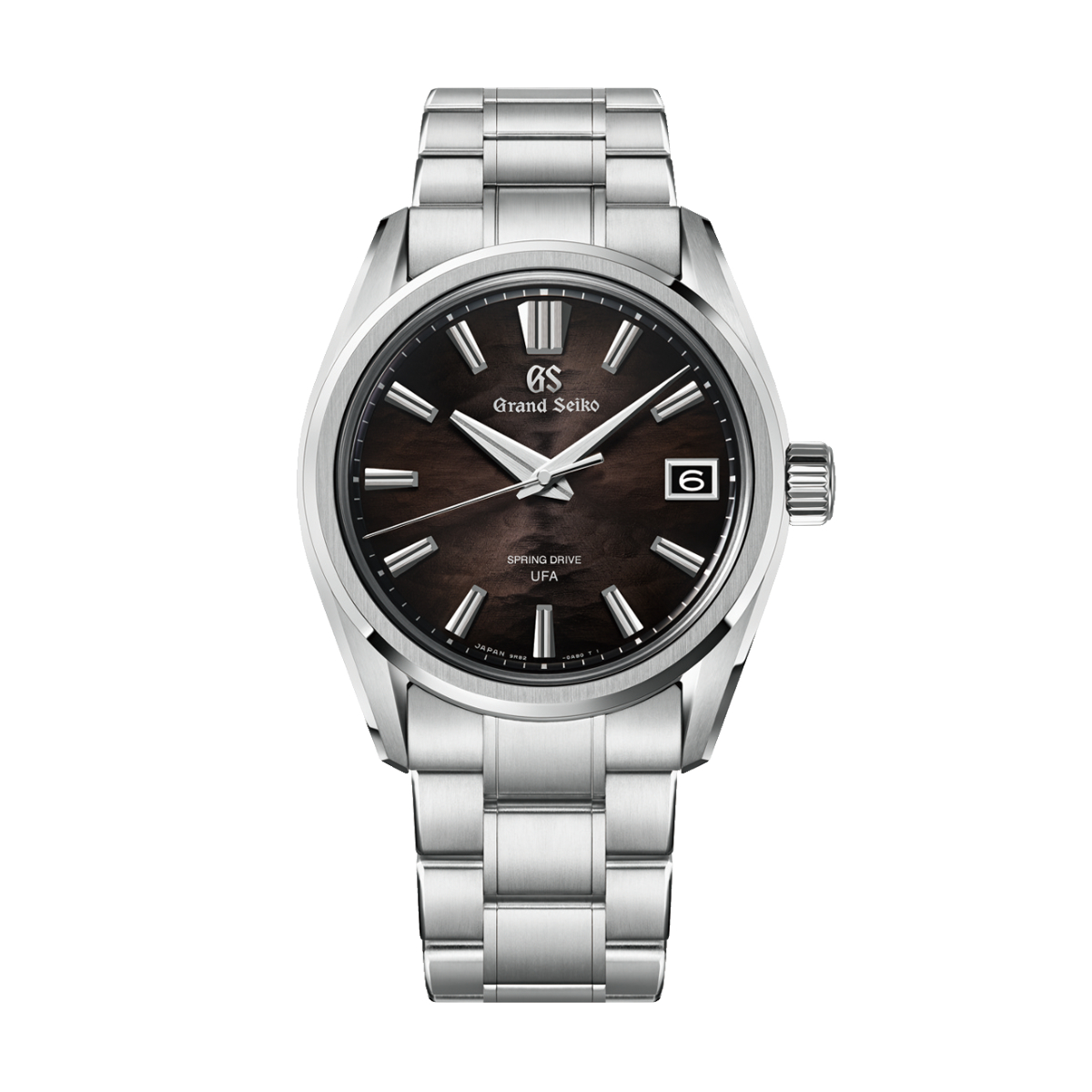 Eine Grand Seiko Evolution 9 Lake Suwa Black Armbanduhr aus Edelstahl mit einem dunkelbraunen Zifferblatt mit silbernen Indexen und Zeigern, einem Datumsfenster bei 3 Uhr und einem Metallarmband. Auf dem Zifferblatt sind die Aufschriften „Spring Drive“ und „UFA“ zu sehen.