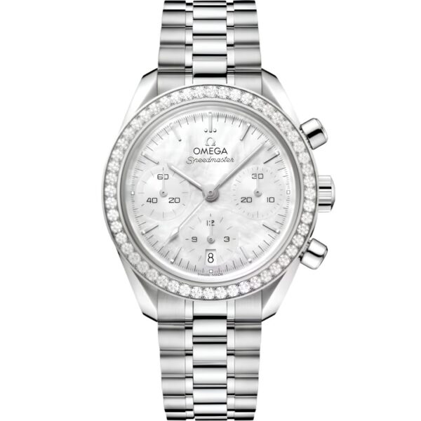 Die OMEGA Speedmaster 38 verfügt über ein silbernes Gehäuse, eine mit Diamanten besetzte Lünette, ein weißes Zifferblatt mit drei Hilfszifferblättern, ein Metallgliederarmband und ein Datumsfenster bei 6 Uhr.