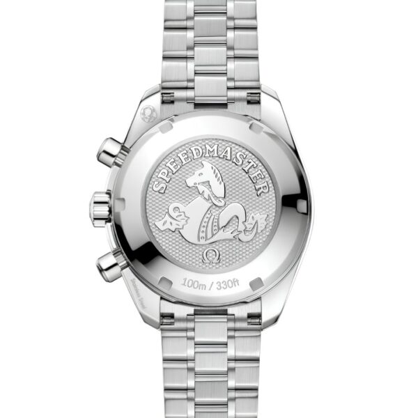 Auf der Rückseite der OMEGA Speedmaster 38 ist über einem Seepferdchen-Emblem die Aufschrift „SPEEDMASTER“ eingraviert, darunter die Angabe „100 m / 330 ft“. Diese Uhr verfügt über ein Metallgliederarmband und hat an der Seite sichtbare Drücker.