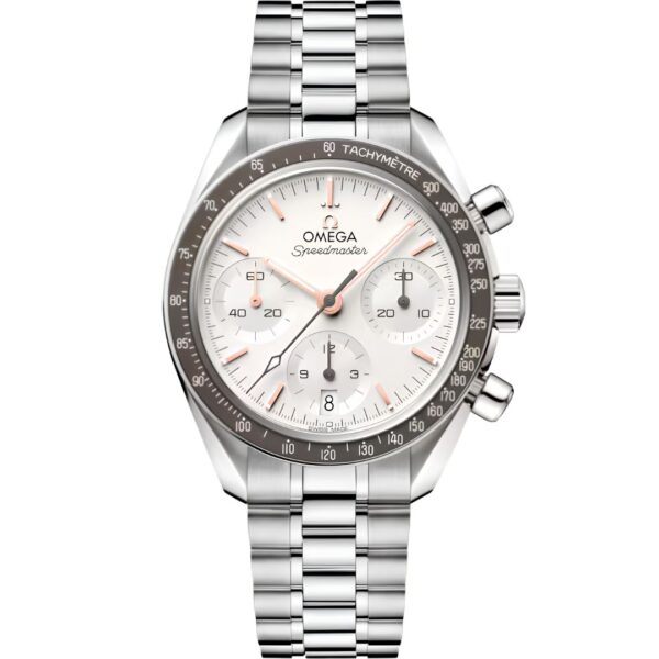 Die OMEGA Speedmaster 38 ist eine silberfarbene Uhr mit einem weißen Zifferblatt mit drei Hilfszifferblättern, silbernen und roségoldenen Akzenten, einer Tachymeter-Lünette und einem Metallgliederarmband.