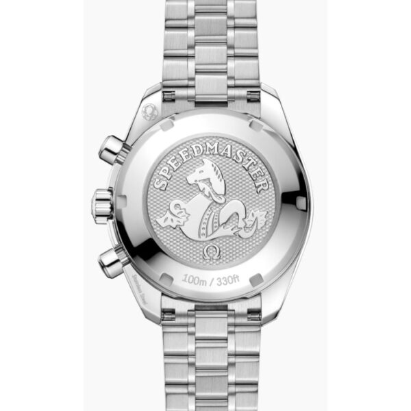 Rückansicht der OMEGA Speedmaster 38 in Silber mit eingraviertem Schriftzug, einem Seepferdchen-Motiv und der Angabe „100 m / 330 ft“ zur Wasserdichtigkeit auf dem Gehäuseboden.
