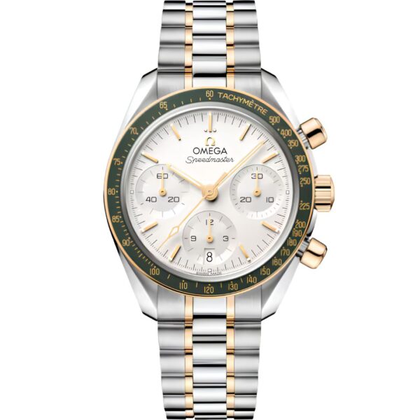 Eine luxuriöse OMEGA Speedmaster 38 Armbanduhr mit silbernem Zifferblatt, goldenen Akzenten und einem zweifarbigen Metallarmband. Diese Uhr verfügt über drei Hilfszifferblätter, ein Datumsfenster und eine Tachymeter-Lünette.