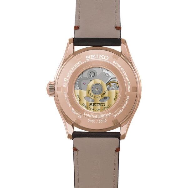 Rückansicht der Seiko Presage X Tomioka Silk Limited Edition mit einem durchsichtigen Gehäuse, das den Blick auf das Automatikwerk freigibt, sowie den Gravuren „Limited Edition“ und „0001/2000“ auf dem braunen Lederarmband.
