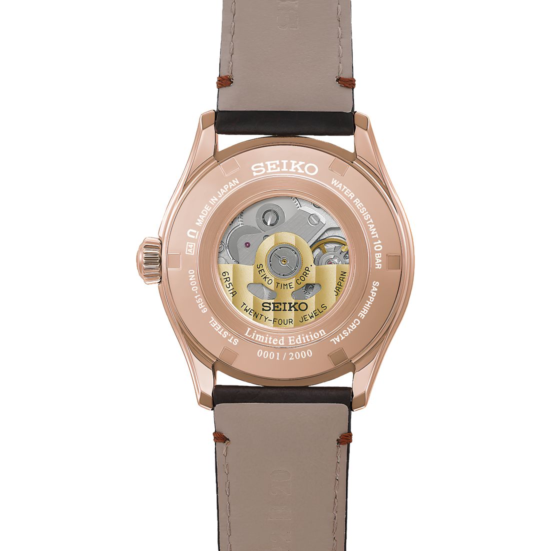 Rückansicht der Seiko Presage X Tomioka Silk Limited Edition mit einem durchsichtigen Gehäuse, das den Blick auf das Automatikwerk freigibt, sowie den Gravuren „Limited Edition“ und „0001/2000“ auf dem braunen Lederarmband.