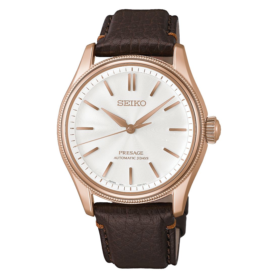Die Seiko Presage X Tomioka Silk Limited Edition verfügt über ein weißes, strukturiertes Zifferblatt mit der Aufschrift „PRESAGE AUTOMATIC 3 DAYS“, ein roségoldfarbenes Gehäuse, ein braunes Lederarmband sowie goldene Indexe und Zeiger.