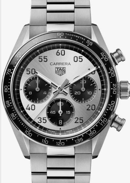 Eine TAG Heuer Carrera Chronograph Sport Armbanduhr mit silbernem Metallarmband, schwarzer Lünette, drei Hilfszifferblättern und einem Zifferblatt mit silbernen und schwarzen Akzenten. Die Uhr ist mit dem Markenlogo und Tachymeter-Markierungen versehen.