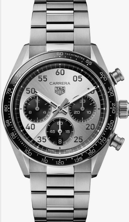 Eine TAG Heuer Carrera Chronograph Sport Armbanduhr mit silbernem Metallarmband, schwarzer Lünette, drei Hilfszifferblättern und einem Zifferblatt mit silbernen und schwarzen Akzenten. Die Uhr ist mit dem Markenlogo und Tachymeter-Markierungen versehen.