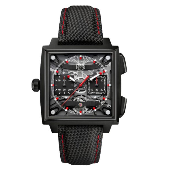 Die TAG Heuer Monaco Evergraph ist eine schwarze, quadratische Armbanduhr mit einem gemusterten Zifferblatt und zwei Hilfszifferblättern, ergänzt durch ein strukturiertes schwarzes Armband mit roten Nähten.