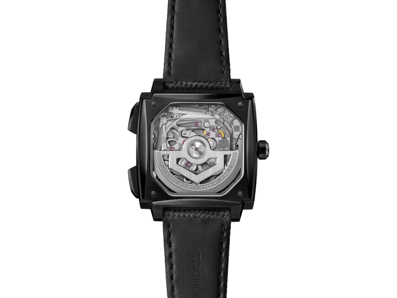 Entdecken Sie die TAG Heuer Monaco Evergraph, eine Uhr mit quadratischem Zifferblatt und schwarzem Lederarmband, deren mechanisches Uhrwerk und freiliegende Zahnräder durch das transparente Zifferblatt sichtbar sind.
