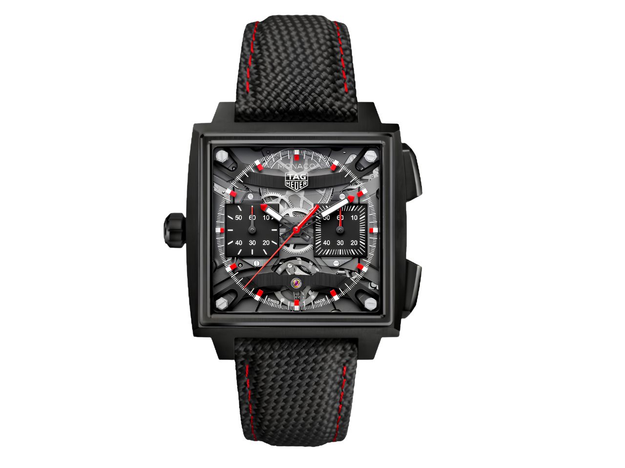 Die TAG Heuer Monaco Evergraph ist eine schwarze, quadratische Armbanduhr mit einem gemusterten Zifferblatt und zwei Hilfszifferblättern, ergänzt durch ein strukturiertes schwarzes Armband mit roten Nähten.